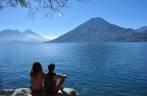 Admirando a beleza da laguna Atitlán e de seus vulcões, em San Marcos La Laguna, na Guatemala